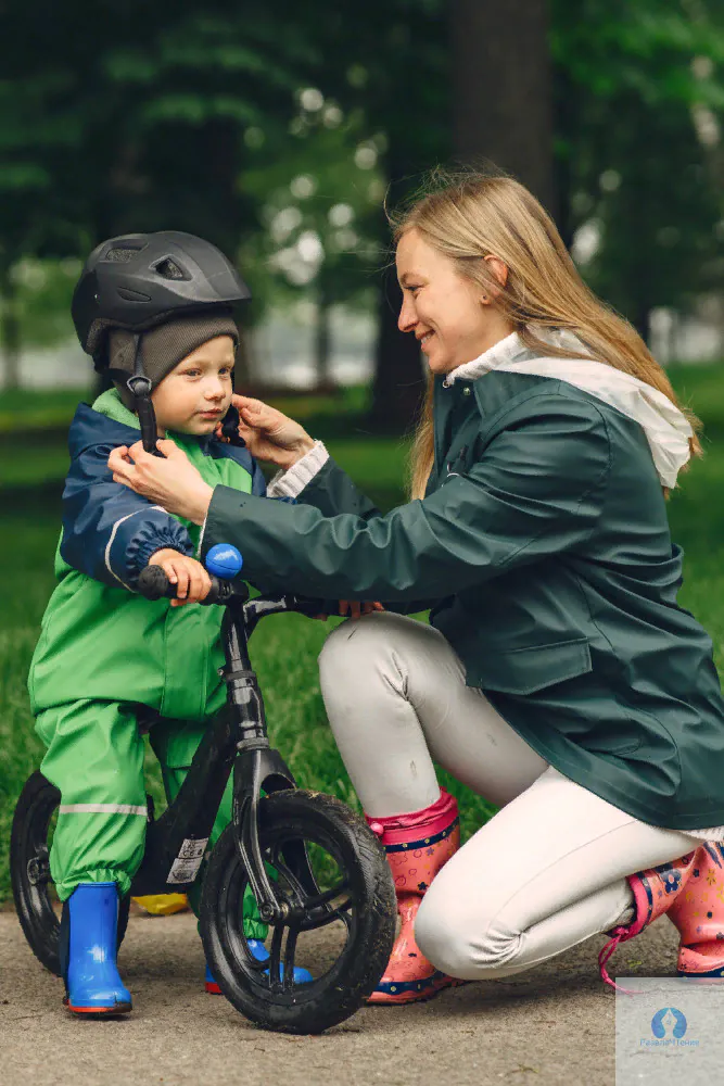 Как научить ребёнка кататься на велосипеде - вопрос, который волнует многих хороших родителей. Но для того, чтобы приступить к обучению, необходимо не только правильно подобрать велосипед, но и купить защитное снаряжение.